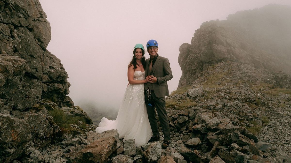 Horolezec a horolezkyně vylezli na špičatou skálu ve svatebním